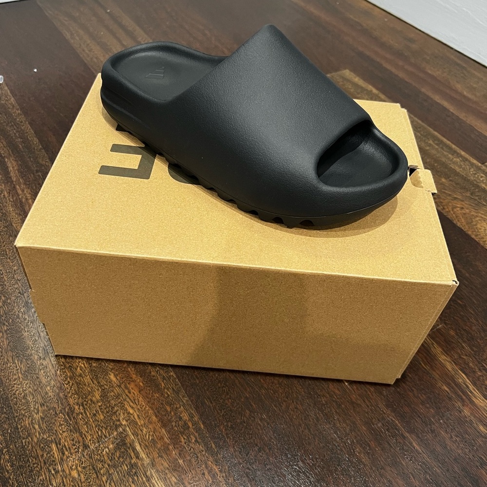 YEEZY “onyx” slide size 8